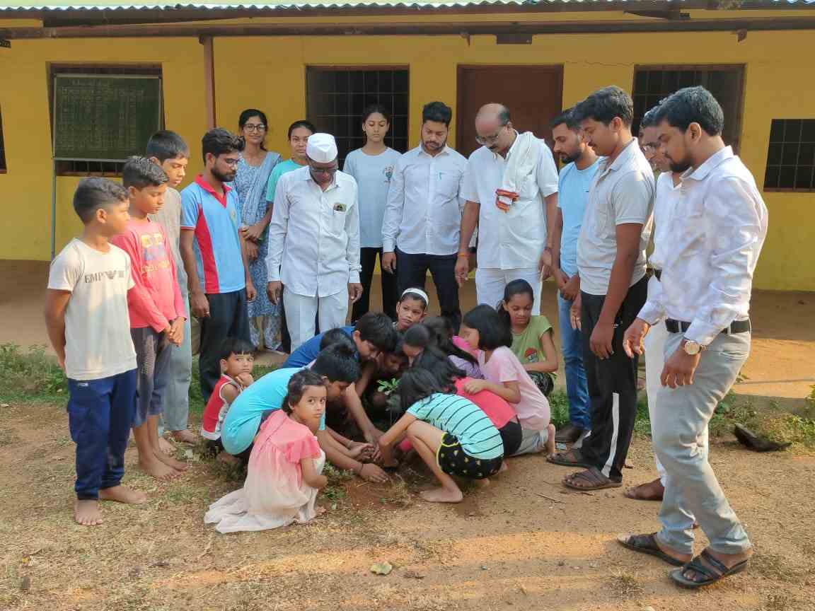 वृक्षारोपणाने केली युवारंग समर कॅम्प ची सुरुवात